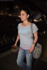 Kareena Kapoor returns from Paris in International Airport, Mumbai on 2nd July 2011 (8).JPG